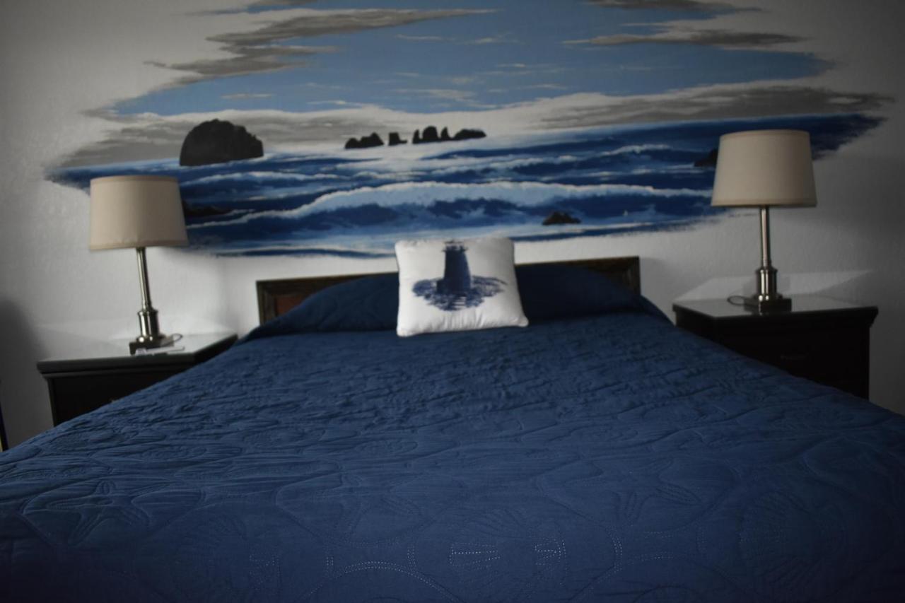 Lighthouse Cove Inn باندون المظهر الخارجي الصورة A bedroom at the Inn at the Tides