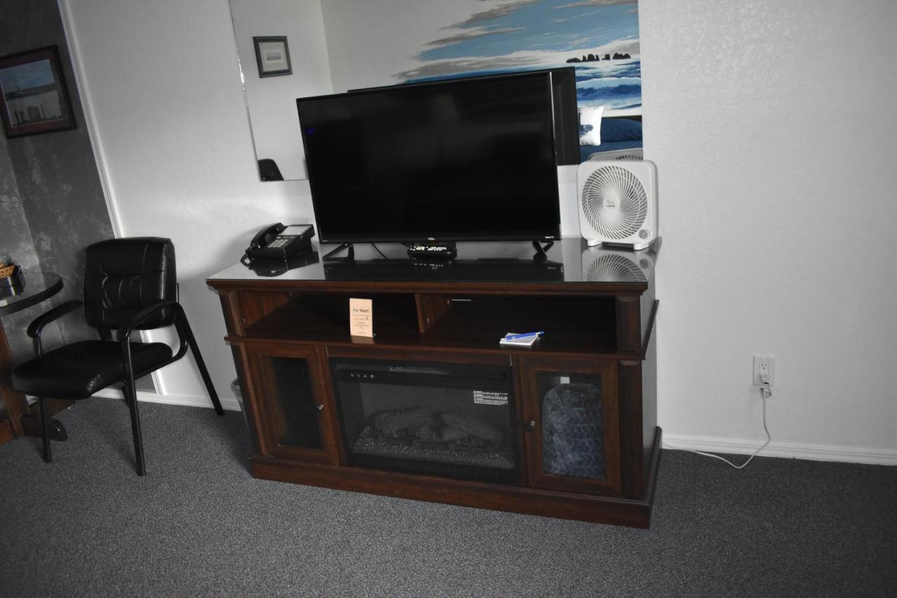 Lighthouse Cove Inn باندون المظهر الخارجي الصورة A typical entertainment center