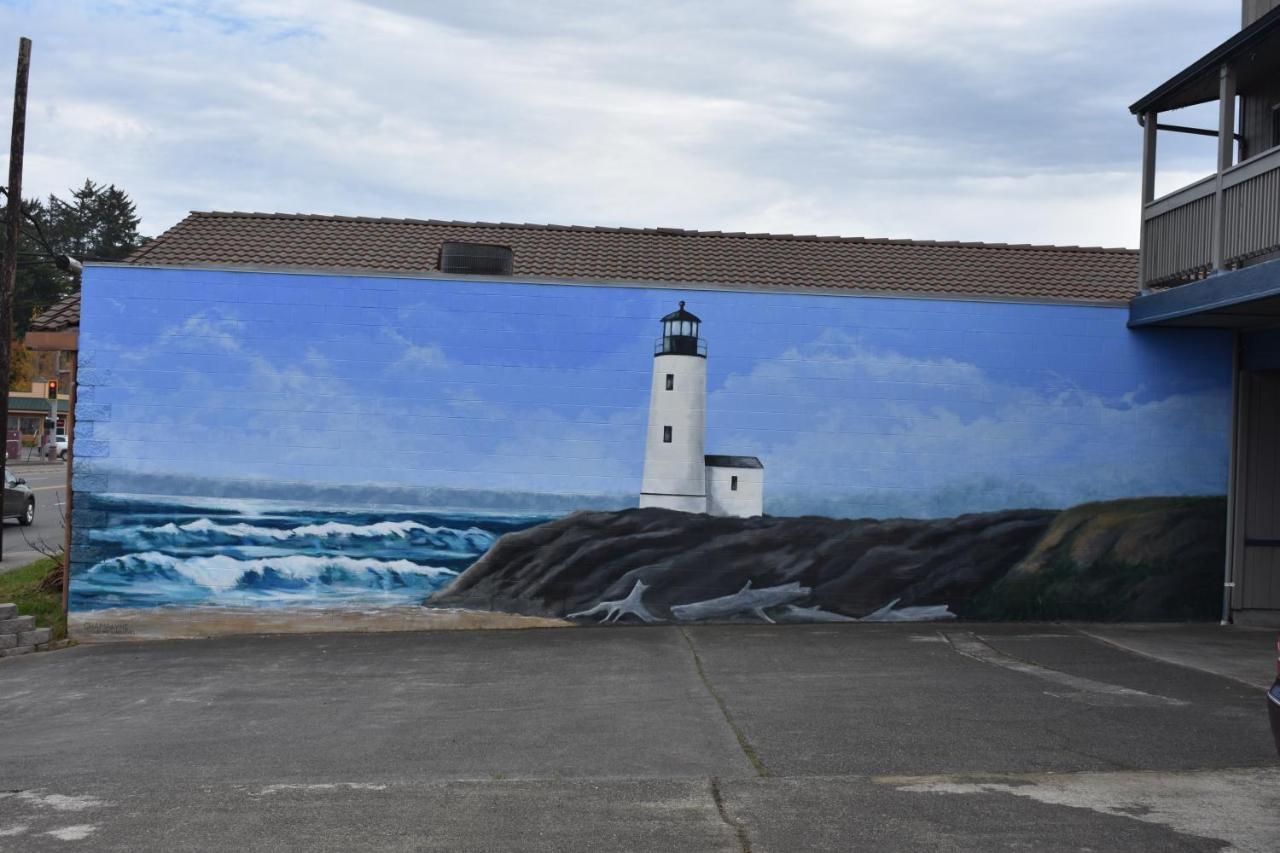Lighthouse Cove Inn باندون المظهر الخارجي الصورة Mural of the lighthouse in downtown Provincetown