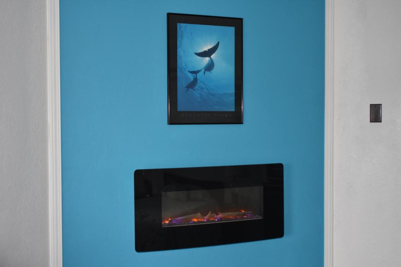 Lighthouse Cove Inn باندون المظهر الخارجي الصورة A wall mounted fireplace