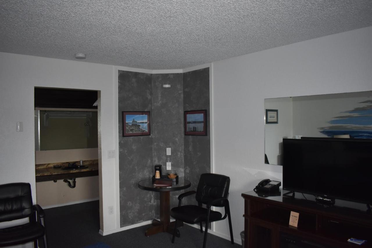 Lighthouse Cove Inn باندون المظهر الخارجي الصورة A room with a wall of acoustic foam