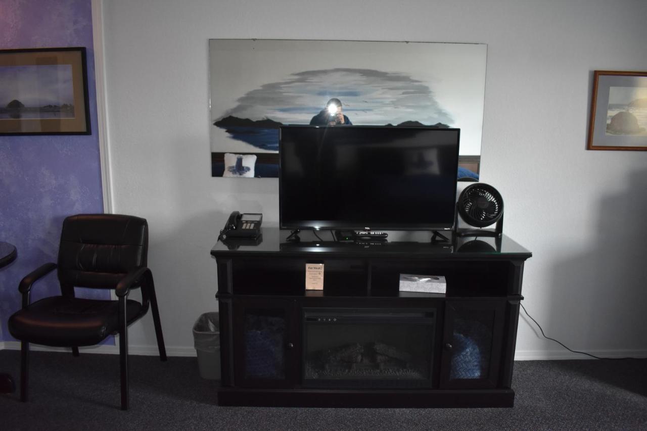 Lighthouse Cove Inn باندون المظهر الخارجي الصورة A typical setup for a console gamer