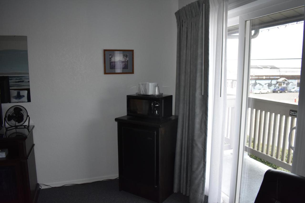 Lighthouse Cove Inn باندون المظهر الخارجي الصورة A typical hotel room with a microwave and a mini-fridge