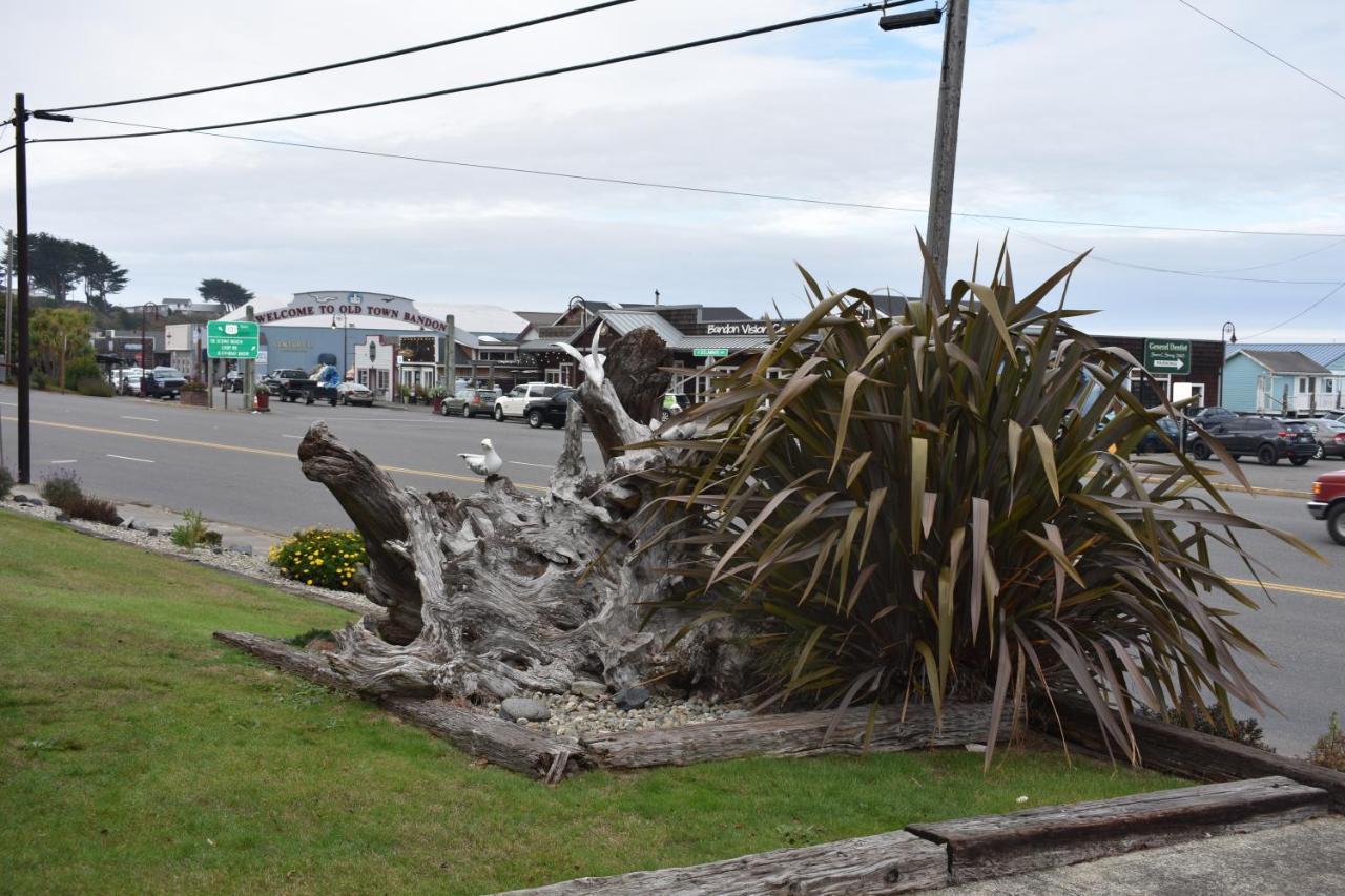 Lighthouse Cove Inn باندون المظهر الخارجي الصورة Whale sculpture