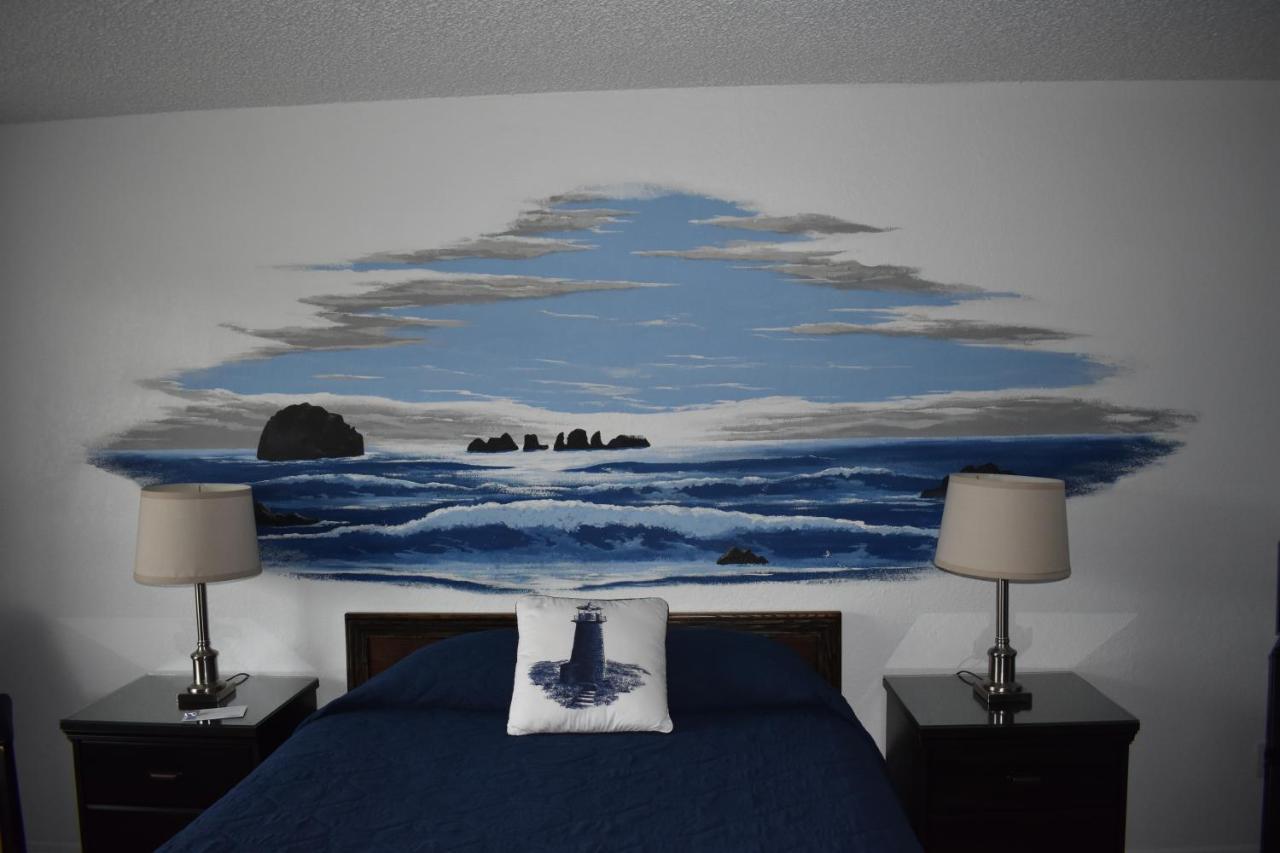Lighthouse Cove Inn باندون المظهر الخارجي الصورة Mural of the sea at the Inn at the Tides