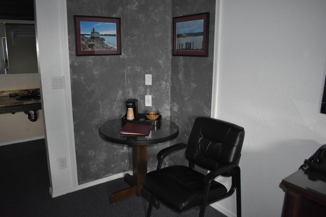 Lighthouse Cove Inn باندون المظهر الخارجي الصورة A small table in a hotel room