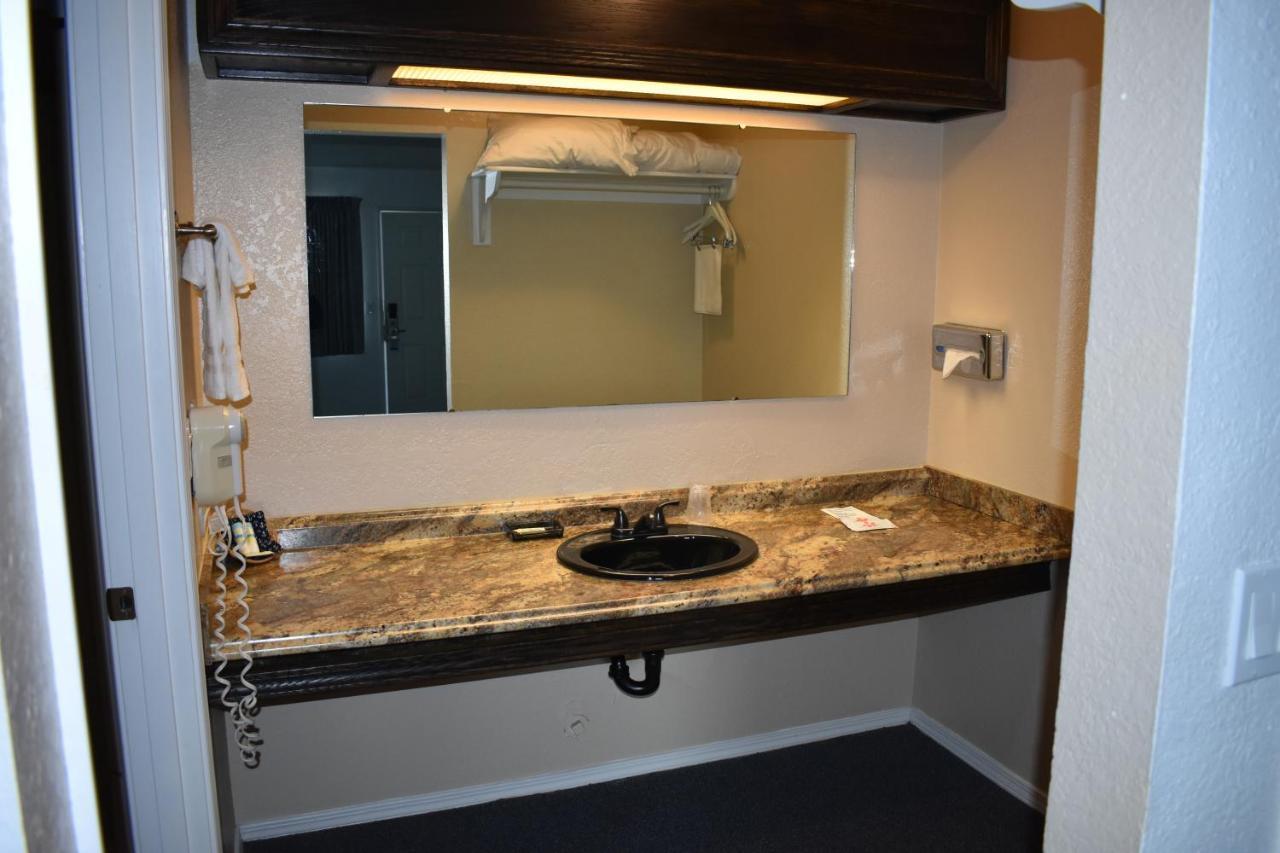 Lighthouse Cove Inn باندون المظهر الخارجي الصورة A vanity in a hotel room