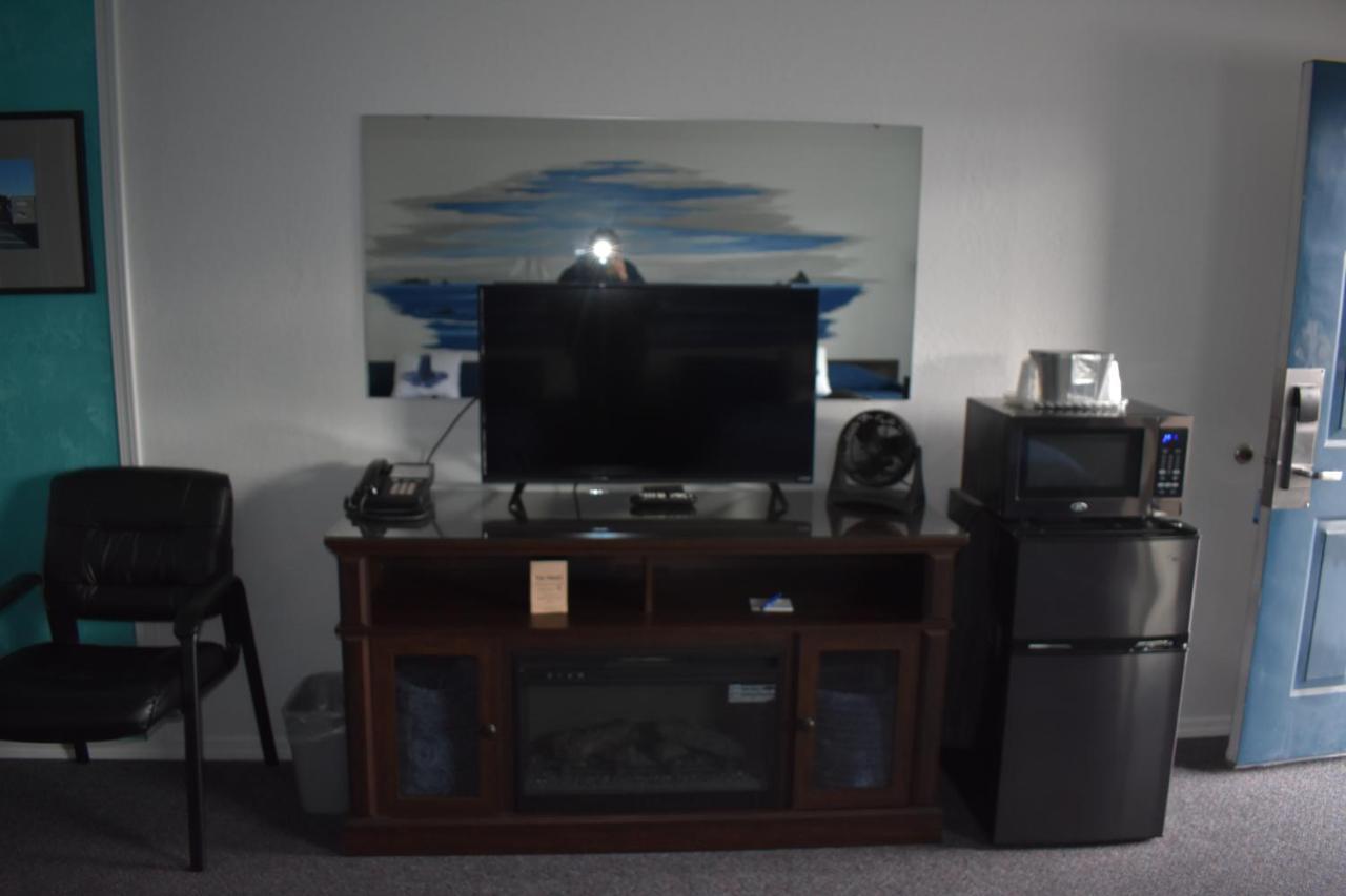 Lighthouse Cove Inn باندون المظهر الخارجي الصورة A typical dorm room at the University of Maine