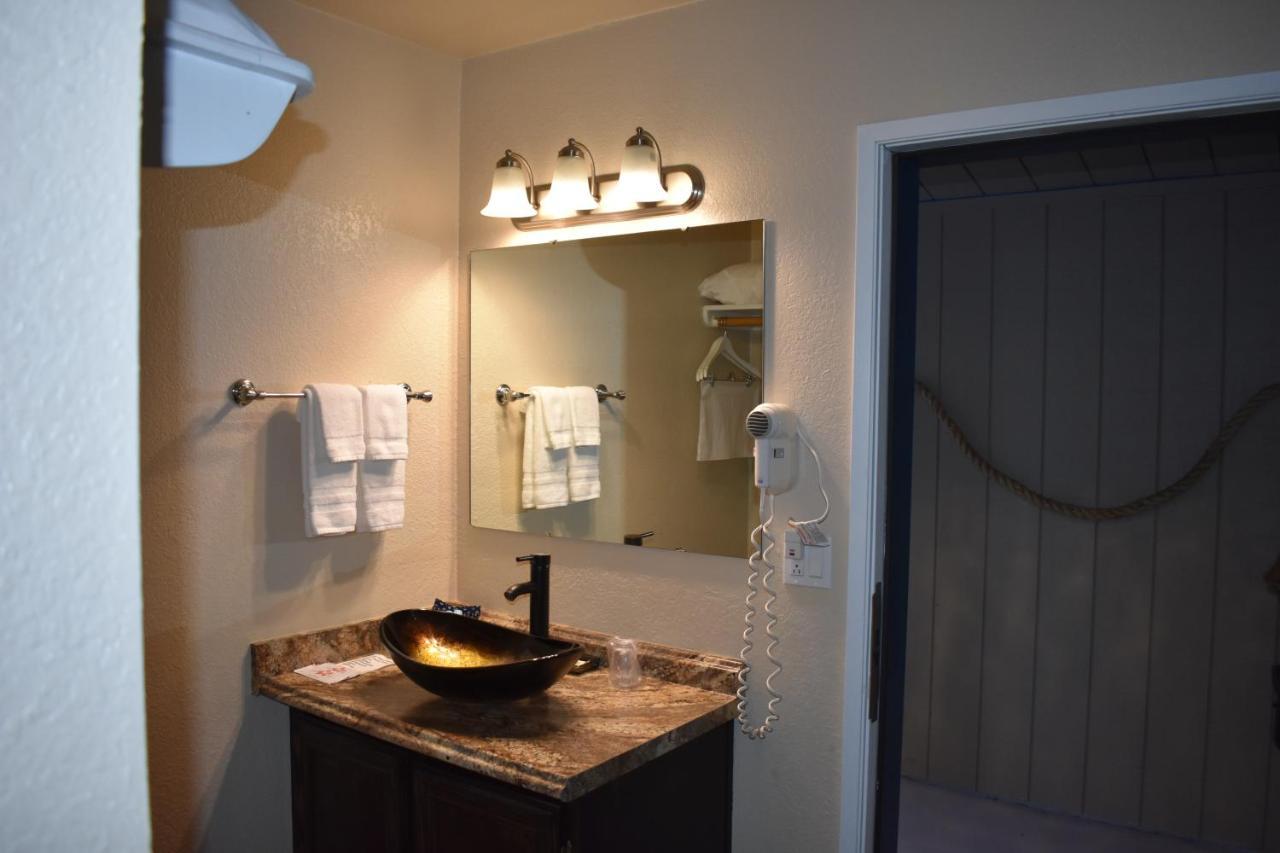 Lighthouse Cove Inn باندون المظهر الخارجي الصورة A bathroom vanity