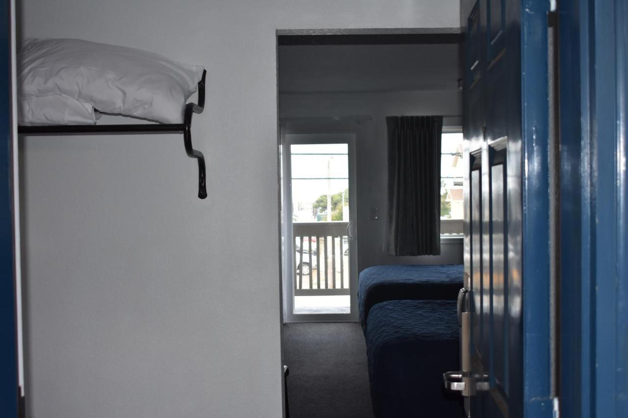 Lighthouse Cove Inn باندون المظهر الخارجي الصورة A room at the motel