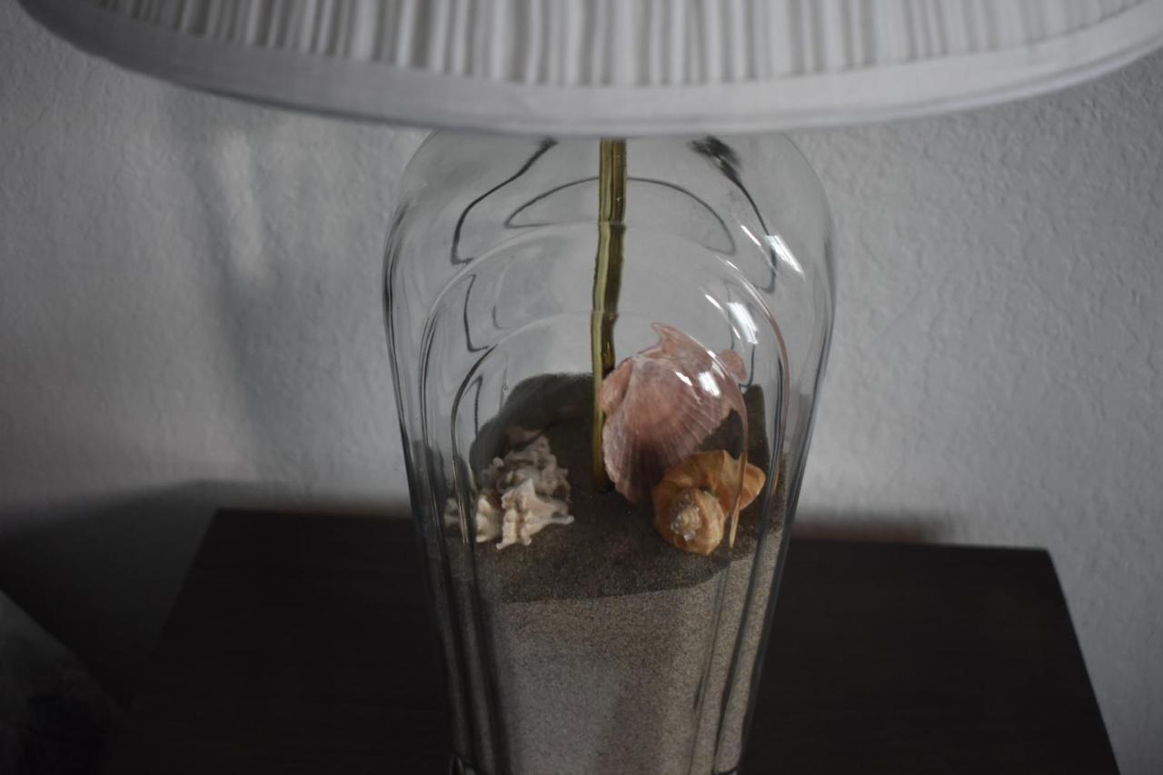 Lighthouse Cove Inn باندون المظهر الخارجي الصورة A lamp with a quartz crystal