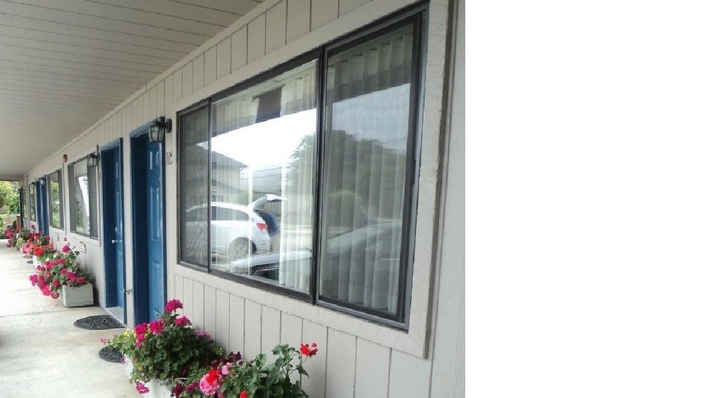 Lighthouse Cove Inn باندون المظهر الخارجي الصورة A set of three sliding windows